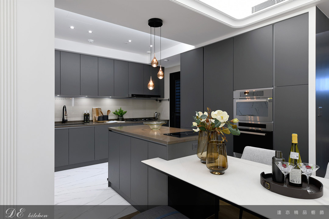 廚房設計｜現代風格｜檯面 矽鋼石｜門板 霧面消光：碳黑
